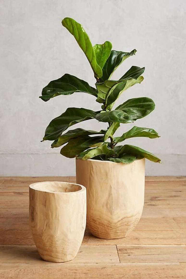 1. Vaso e cachepot de madeira – Via: Revista VD