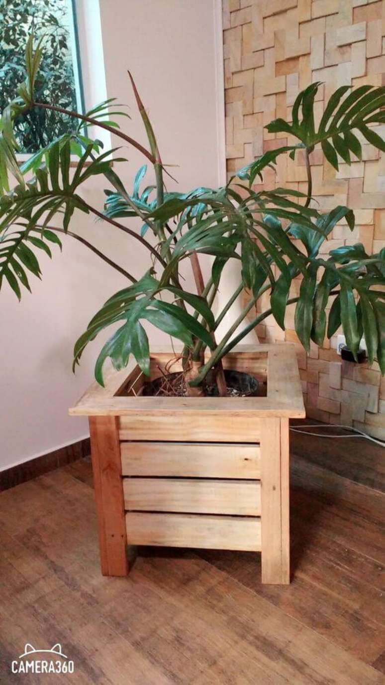 4. Vaso de madeira grande para plantas na sala – Via: Camera 360