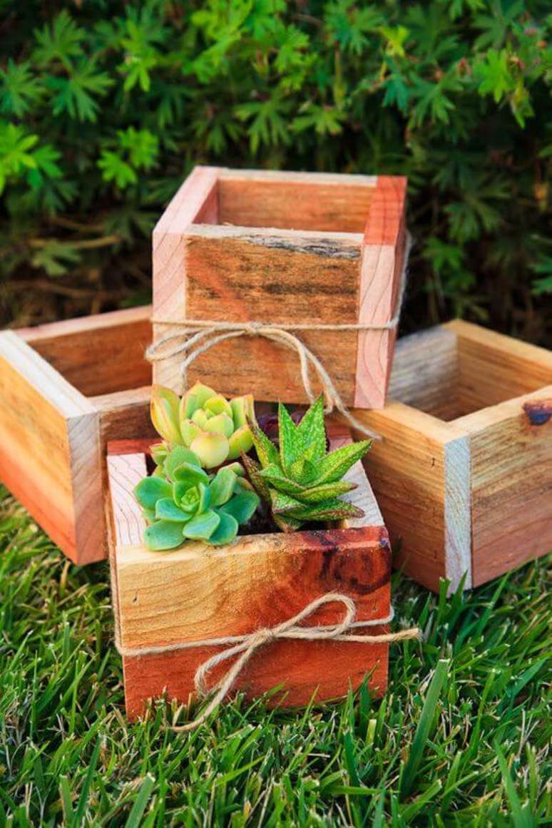 26. Vaso de madeira pequeno para usar como lembrancinha de plantas – Via: Pinterest