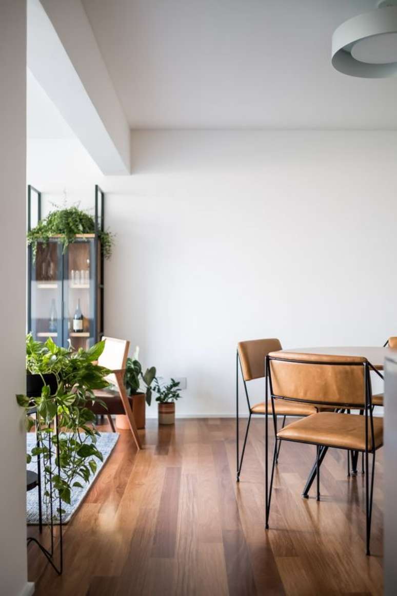 28. Vaso de madeira para sala de estar moderna – Via: Ina Arquitetura