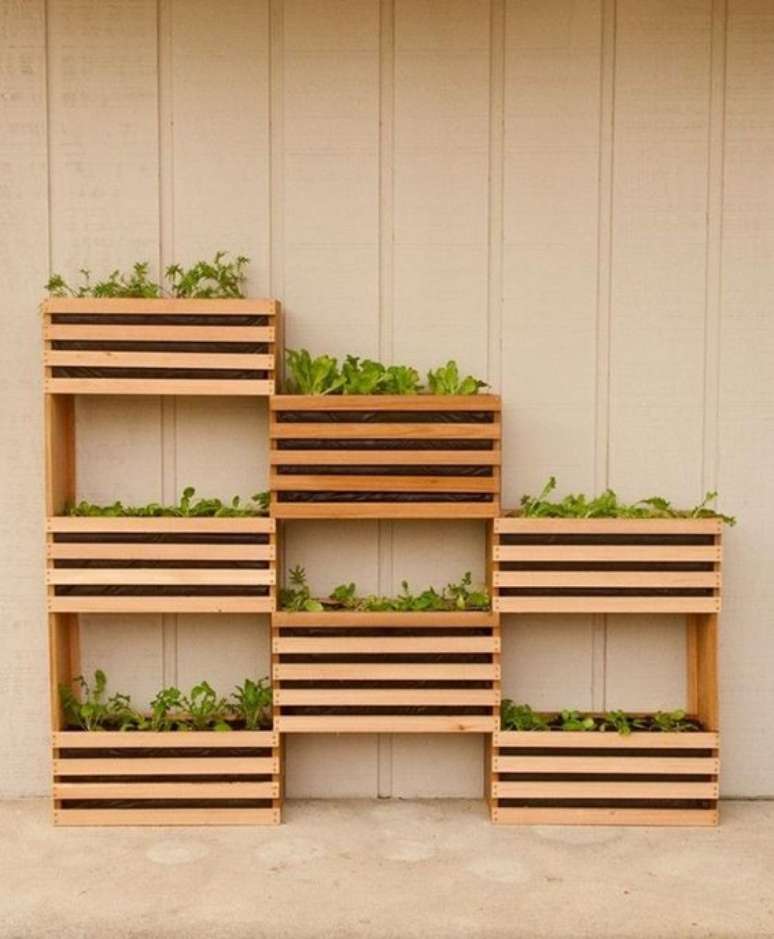 35. Vaso de madeira para plantas na parede – Via: Pinterest