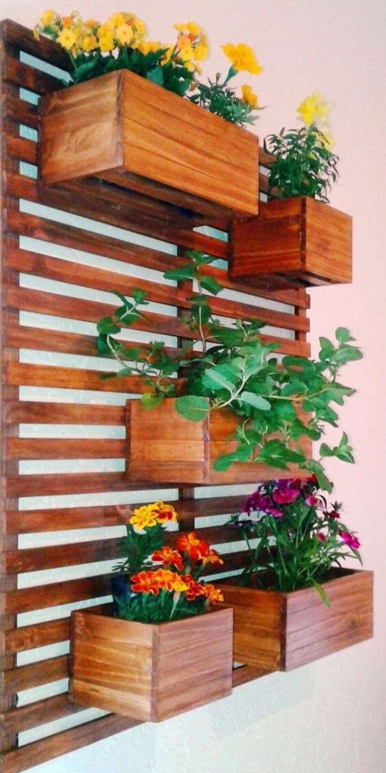 42. Vaso de madeira com suporte vertical – Via: Pinterest