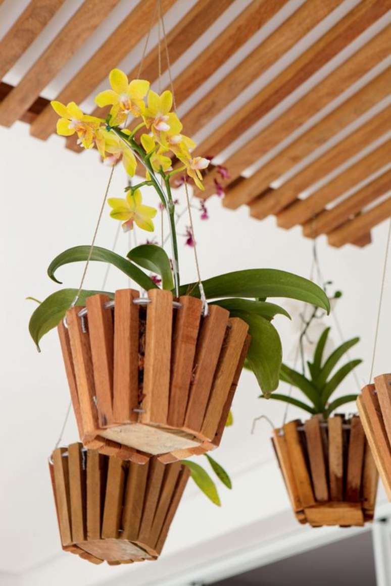 43. Vaso e madeira suspenso com flores – Via: Casa e Jardim