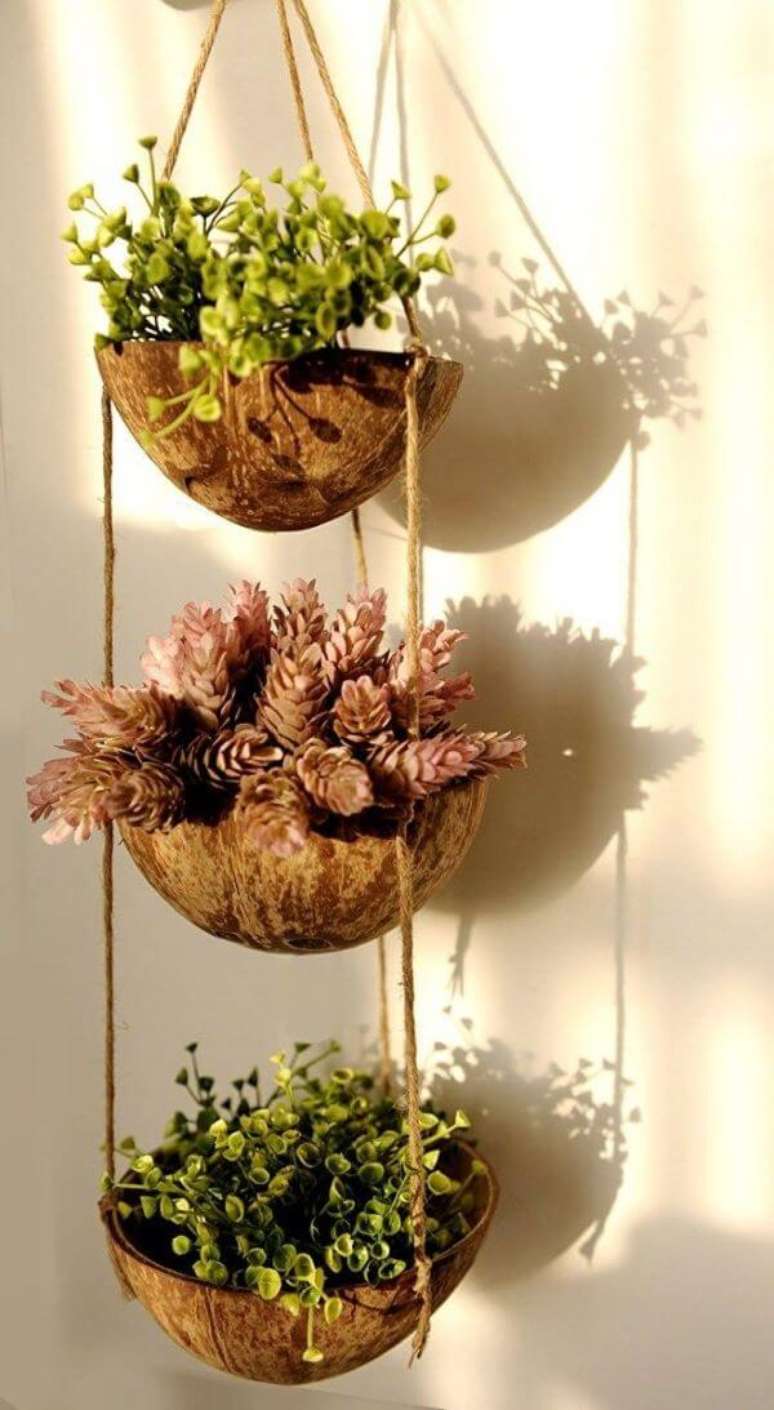 47. Vaso de madeira com flores – Via: TopBuzz