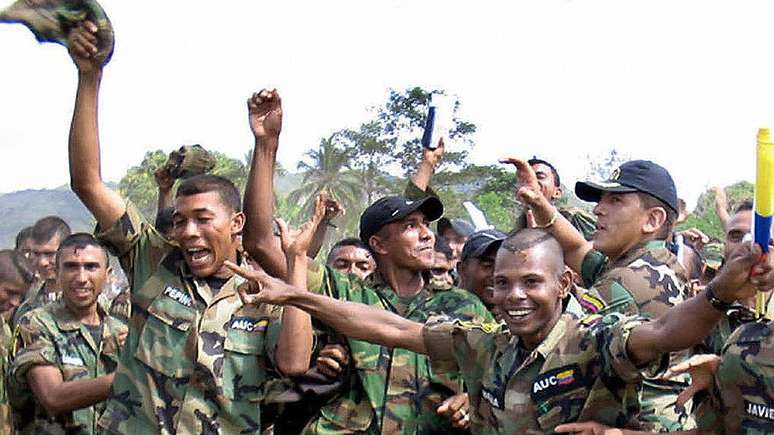 Os grupos paramilitares se desmobilizaram formalmente em 2005, durante o primeiro governo de &Aacute;lvaro Uribe