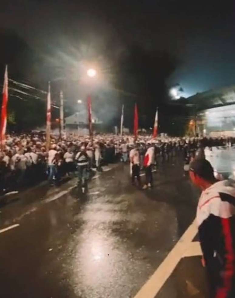 Torcedores do São Paulo se aglomeram em frente ao estádio do Morumbi