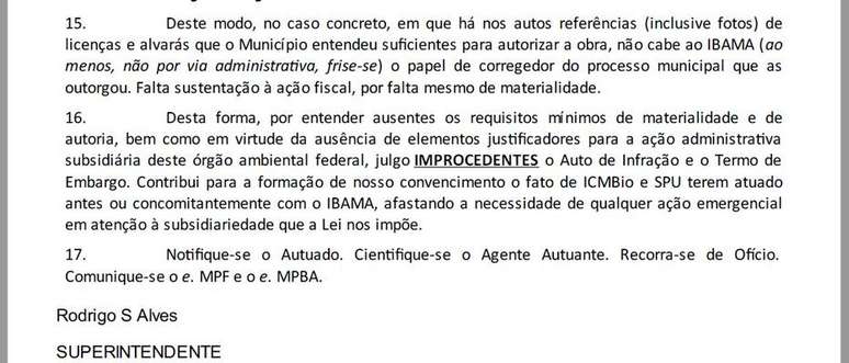 Trecho de documento em que Rodrigo Alves afirma que Ibama não deve atuar como "corregedor" de obra autorizada por município. Muro é erguido na areia da praia, que é área da União