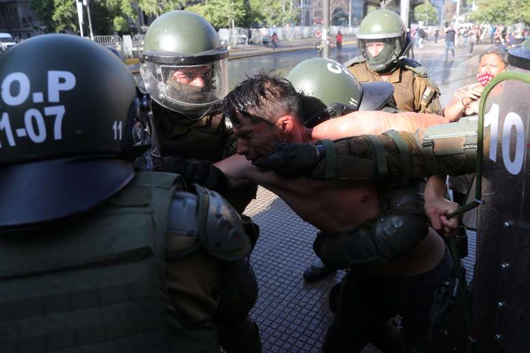 Homem é detido por policiais durante protestos em Santiago, no Chile
18/11/2020 REUTERS/Ivan Alvarado