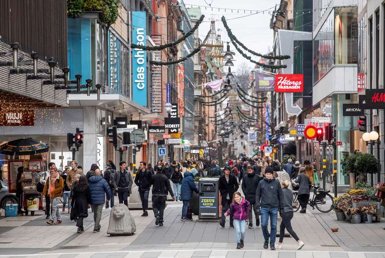 Pessoas caminham em rua no centro de Estocolmo
10/11/2020
TT News Agency/Fredrik Sandberg via REUTERS
