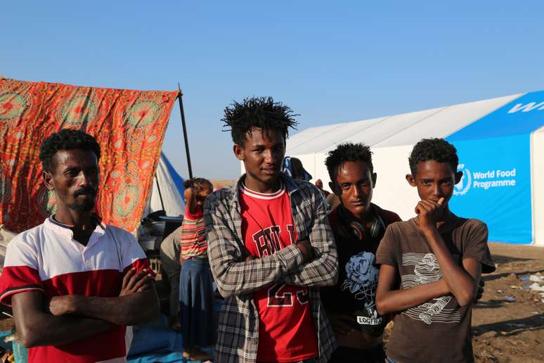 Etíopes que deixaram região de Tigré aguardam para serem encaminhados para receber alimentos, na fronteira entre a Etiópia e o Sudão
17/11/2020
World Food Program/Divulgação via REUTERS