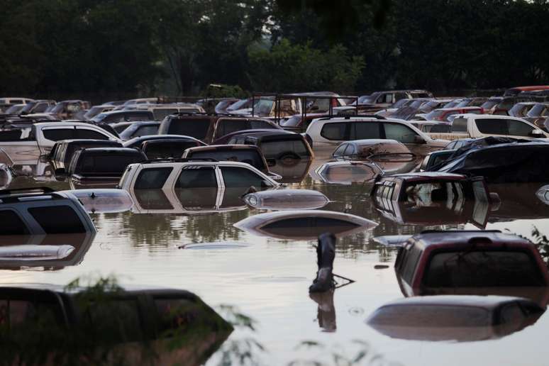 Veículos submersos por inundação em La Lima, em Honduras
19/11/2020 REUTERS/Jorge Cabrera