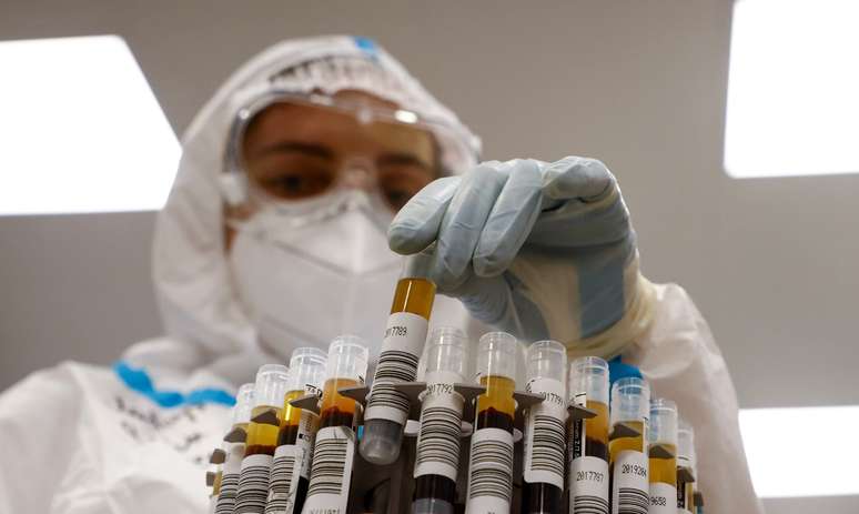 Médica examina testes em um laboratório de hospital temporário para o tratamento de Covid-19 em Moscou 
17/11/2020
REUTERS/Maxim Shemetov