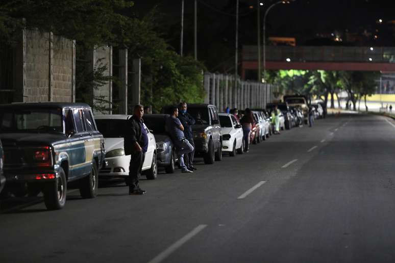 Venezuelanos formam longas filas em busca de combustível em posto em Caracas 
07/06/2020
REUTERS/Manaure Quintero
