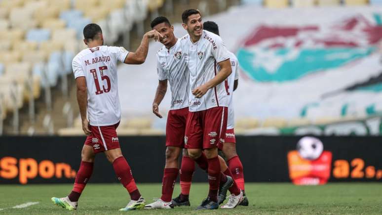 Nino comemora ao lado de Michel Araújo, Marcos Paulo e Luccas Claro (Foto: LUCAS MERÇON / FLUMINENSE F.C.)