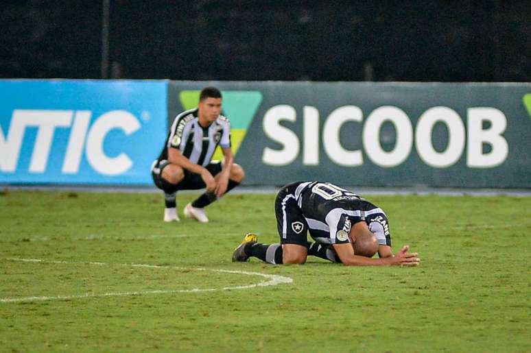 Jogadores do Botafogo lamentam gol do RB Bragantino (Foto: Nayra Halm/Fotoarena/Lancepress!)