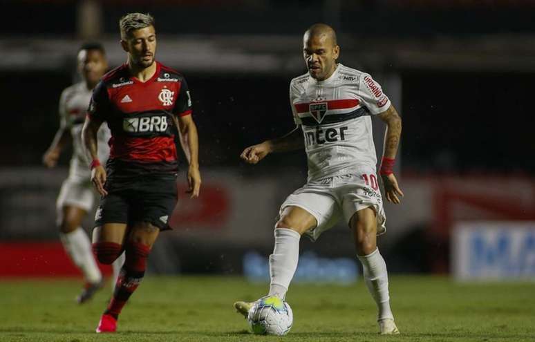 Daniel Alves vive um de seus melhores momentos desde o retorno ao futebol brasileio, no meio da última temporada (Miguel Schincariol/saopaulofc.net)