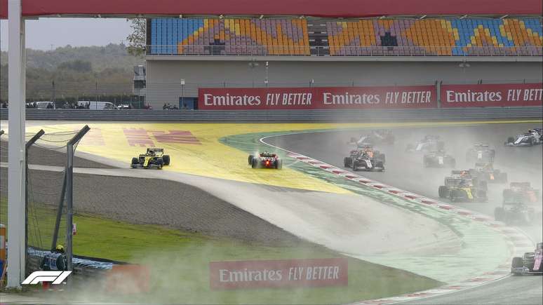 Largada no GP da Turquia: chuva e asfalto novo embaralharam as posições.