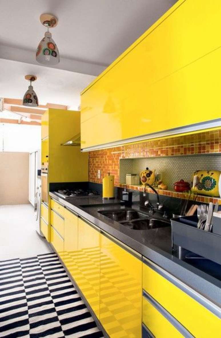18. Cozinha amarela com tapete branco e preto – Via: Casa e Jardim