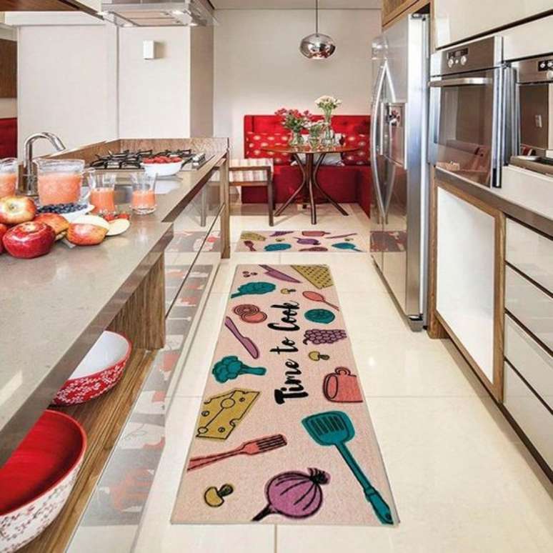 17. Passadeira colorida para cozinha moderna – Via: Americanas