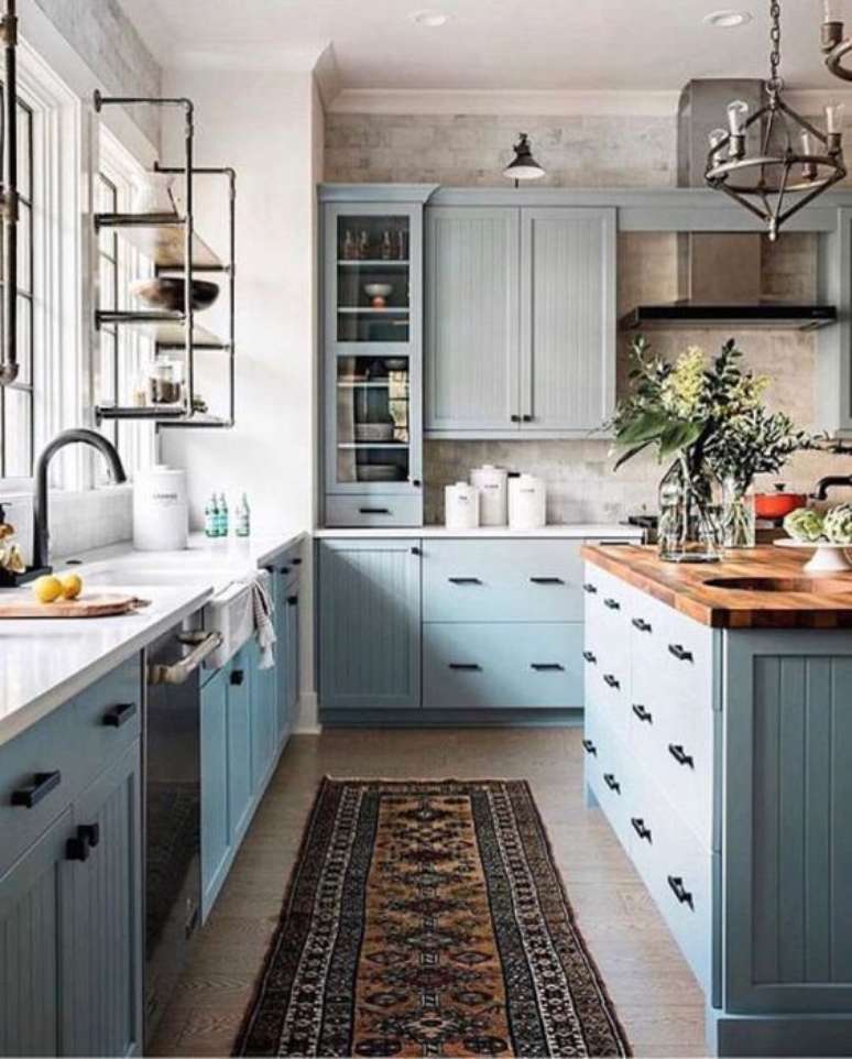 12. Cozinha azul com passadeira para pia de cozinha antiderrapante – Via: Beckiowens