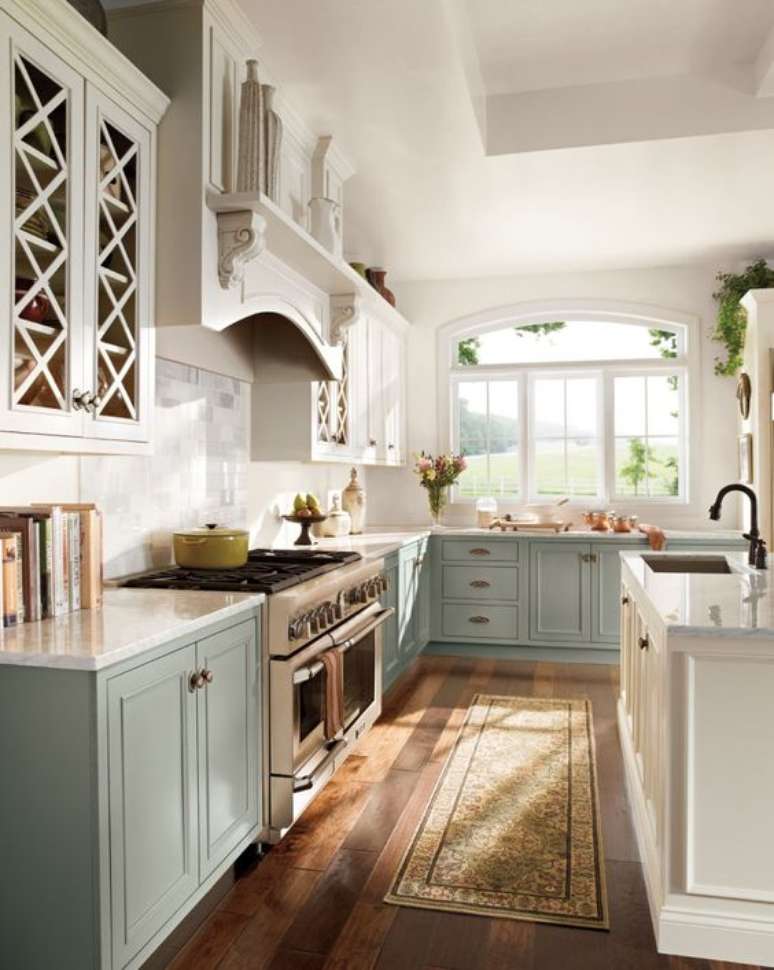 13. Passadeira para cozinha azul e moderna – Via: House Beautiful