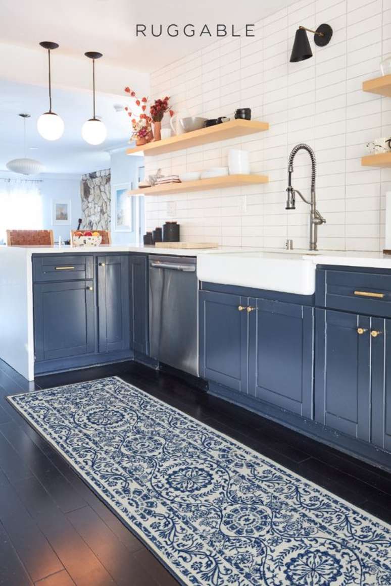 10. Passadeira azul para cozinha – Via: Ruggable