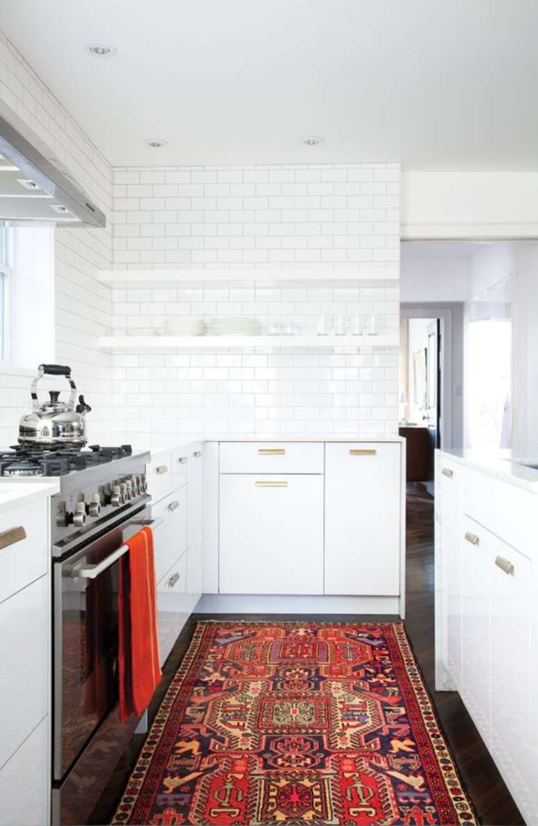 6. Decore sua cozinha moderna com tapetes estampados e lindos – VIa: House e Home