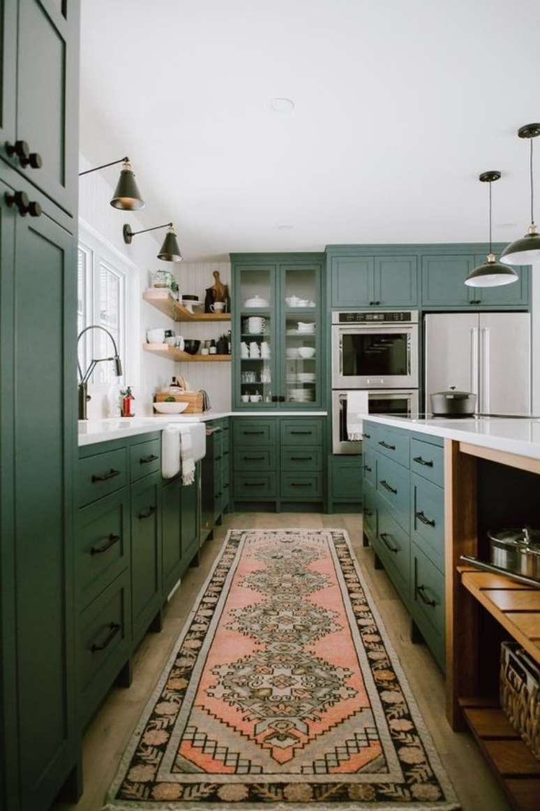 26. Cozinha verde e moderna com tapete estampado – Via: Hunker