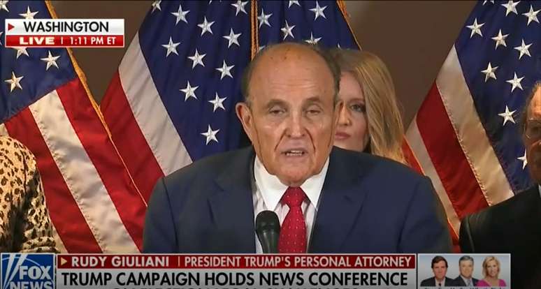 Rosto de Rudolph Giuliani ficou manchado pela tintura de cabelo escorrida com o suor da cabeça