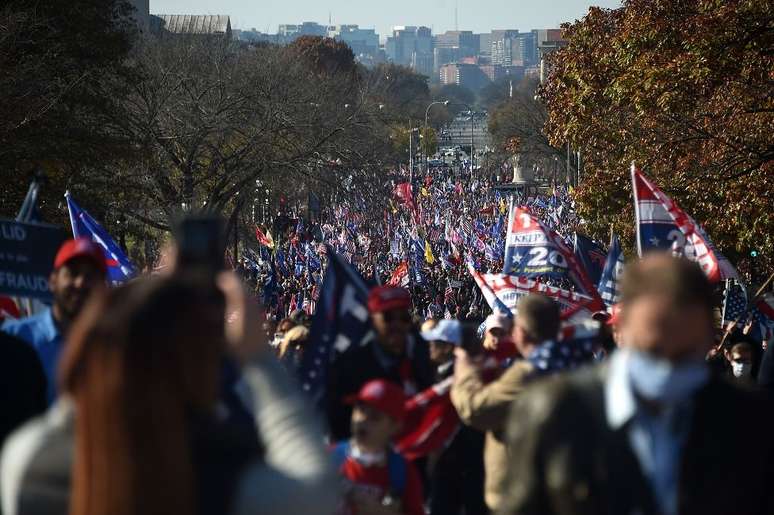 Milhares de apoiadores de Trump marcharam pelas ruas de Washington D.C. no sábado