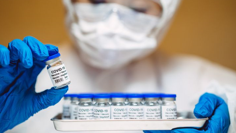 Há várias estratégias e tecnologias sendo avaliadas para criar vacinas contra a covid-19: desde métodos consagrados com vírus inativados até formulações novas com RNA, um código genético criado em laboratório