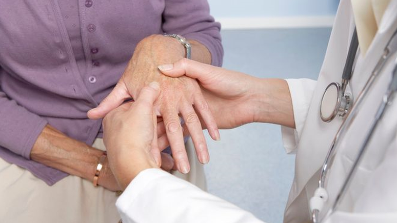 Doen&ccedil;as como artrite reumatoide e l&uacute;pus possuem uma origem autoimune. Isso significa que o pr&oacute;prio sistema imunol&oacute;gico passa a atacar algumas estruturas do corpo, como as articula&ccedil;&otilde;es. Sintomas mais frequentes incluem dores e incha&ccedil;o.