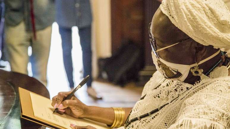 M&atilde;e Meninazinha de Oxum no dia da chegada das pe&ccedil;as ao Museu da Rep&uacute;blica: data foi marcada com evento simb&oacute;lico por conta da pandemia