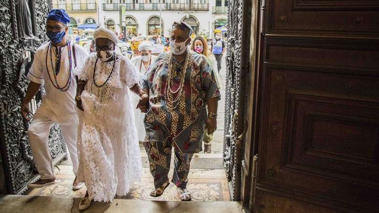 Lideran&ccedil;as religiosas entram no Museu da Rep&uacute;blica em cerim&ocirc;nia simb&oacute;lica no dia da transfer&ecirc;ncia do acervo