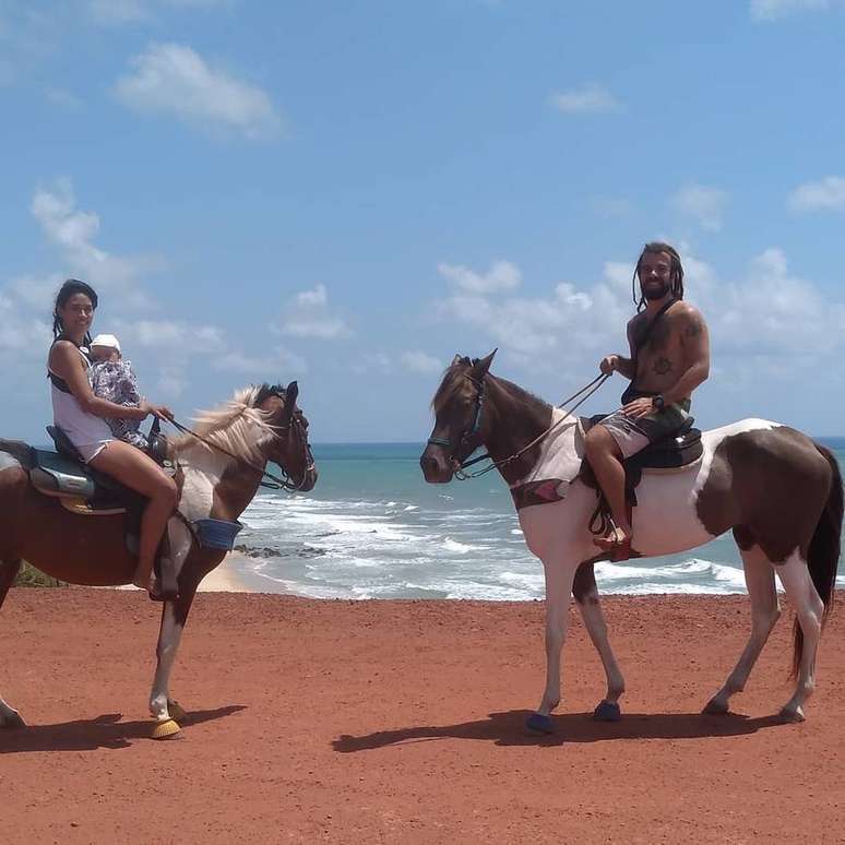 Hugo, Stela e o filho Sol andam a cavalo na praia