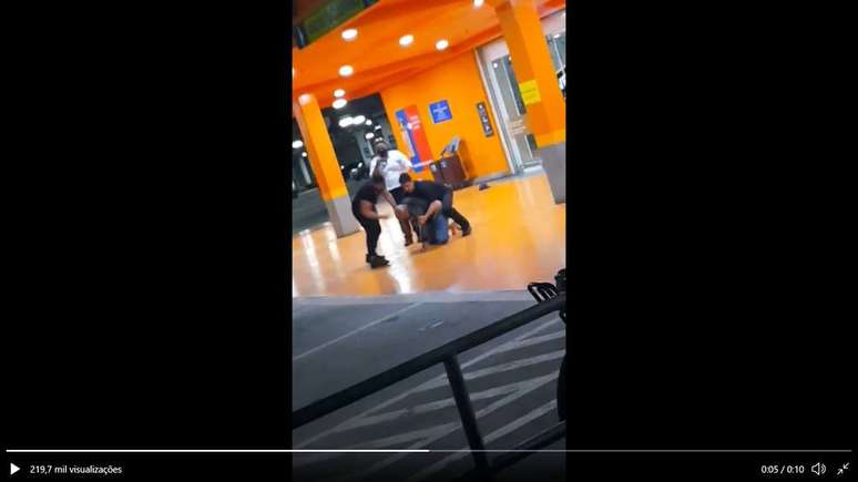 Vídeo compartilhado nas redes sociais mostra agressões a homem negro no estacionamento do Carrefour