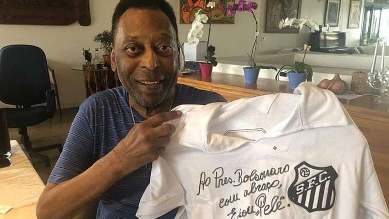 Pelé assina camisa do Santos em homenagem a Jair Bolsonaro.