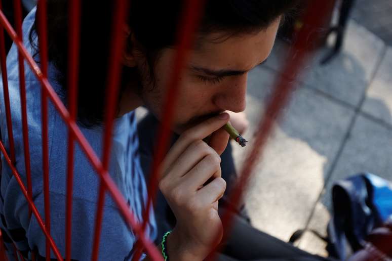 Homem fuma maconha do lado de fora do Senado mexicano, na Cidade do México
19/11/2020
REUTERS/Carlos Jasso