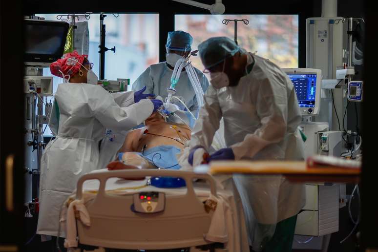 Paciente com Covid-19 em hospital wm Saint-Denis, perto de Paris
 17/11/2020 REUTERS/Gonzalo Fuentes
