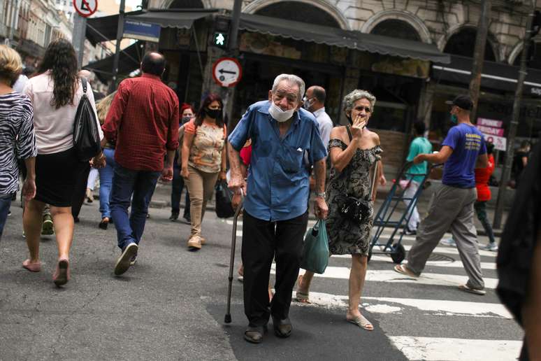 Pessoas caminham no Saara, área de comércio popular do Rio de Janeiro, em meio à pandemia de Covid-19
19/11/2020 REUTERS/Pilar Olivares