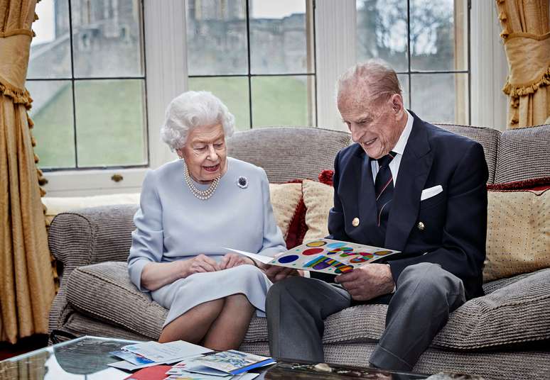 Rainha britânica Elizabeth e seu marido, príncipe Philip, em retrato oficial de comemoração do 73º aniversário de casamento
17/11/2020 Chris Jackson/Getty Images Europe/Divulgação via REUTERS