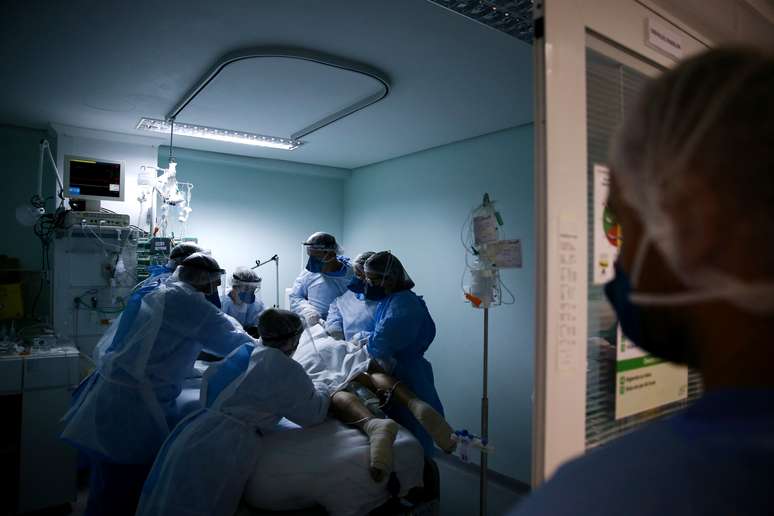 Profissionais de saúde tratam de paciente com Covid-19 em hospital em Porto Alegre
19/11/2020 REUTERS/Diego Vara