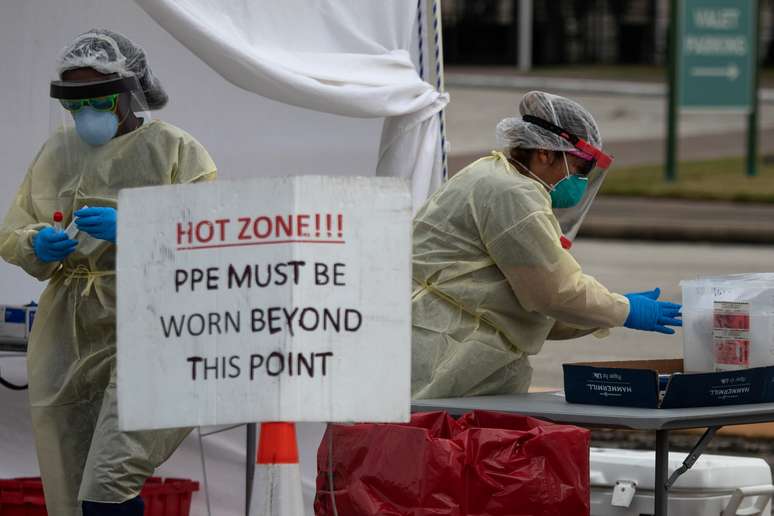 Profissionais de saúde preparam testes de detecção de coronavírus em Houston
20/11/2020 REUTERS/Adrees Latif