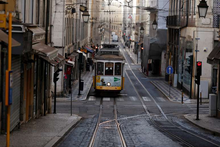 Bonde em rua de Lisboa durante pandemia de Covid-19 em Portugal
31/10/2020 REUTERS/Rafael Marchante