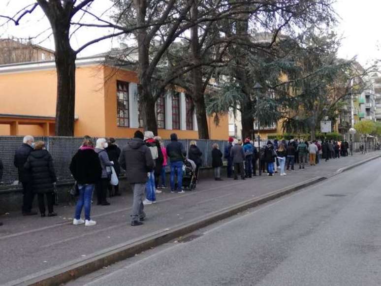 Fila para testagem para Covid-19 em Bolzano, capital da província homônima