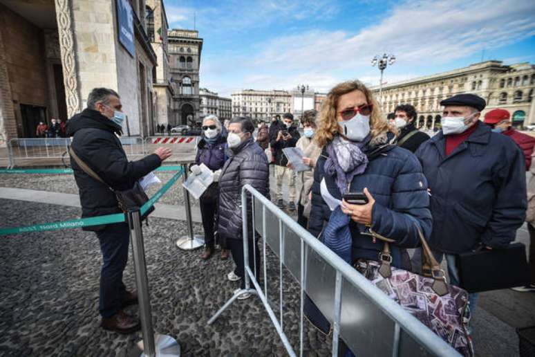 Fila para vacinação contra gripe em Milão, na Itália