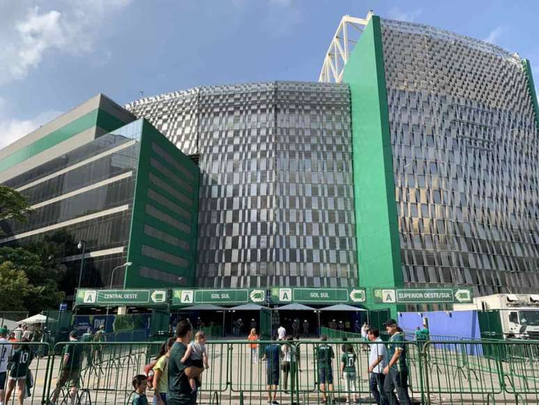 A circulação de pessoas é restrita no entorno do Allianz Parque em dia de jogo (Foto: Thiago Ferri/Lancepress!)