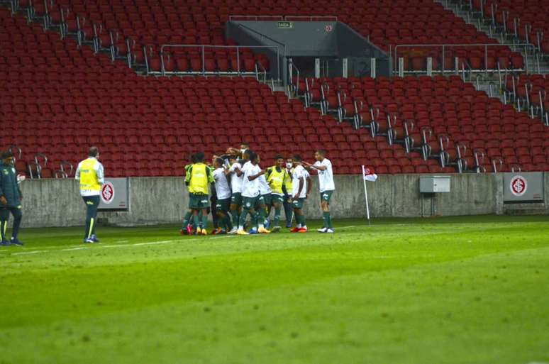 Palmeiras celebra gol de Fabrício (Foto: Anderson Kblo)