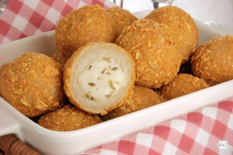 Guia da Cozinha - 9 vers&otilde;es de bolinhas de queijo que voc&ecirc; precisa provar