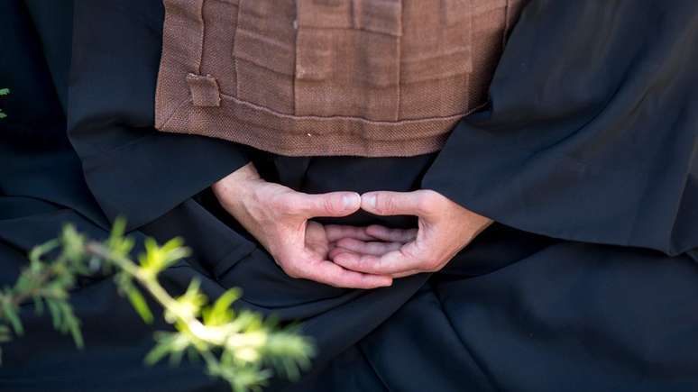 "Medita&ccedil;&atilde;o n&atilde;o &eacute; m&aacute;gica, mas atrav&eacute;s dela voc&ecirc; come&ccedil;a a se autoconhecer e perceber que pode melhorar aos poucos", diz a monja Coen; acima, m&atilde;os na posi&ccedil;&atilde;o de mudra